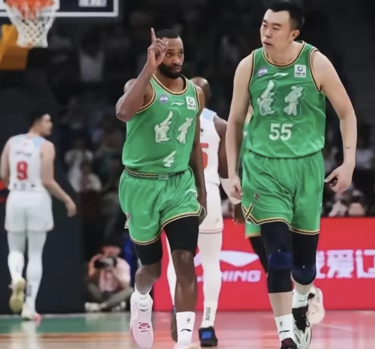 关键时刻起飞，球员带领球队夺冠的简单介绍
